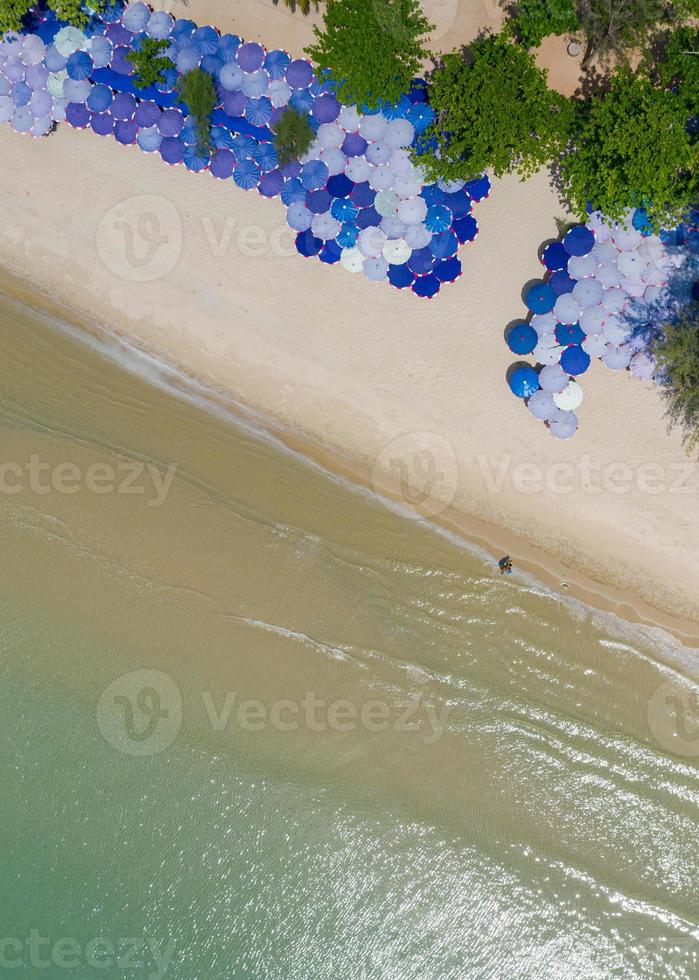 luchtfoto bovenaanzicht van mooi strand in de ochtend in thailand foto