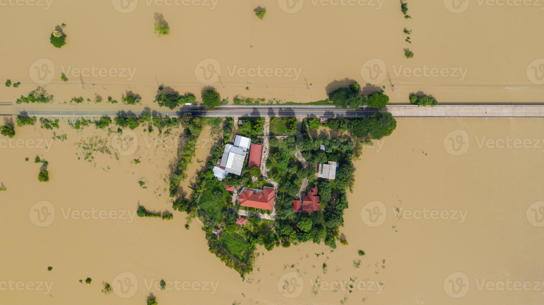 luchtfoto bovenaanzicht van ondergelopen rijstvelden en het dorp foto