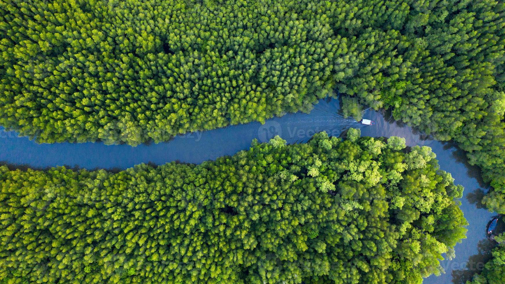 luchtfoto bovenaanzicht van boot op de rivier in behoud van mangrovebossen in Thailand foto