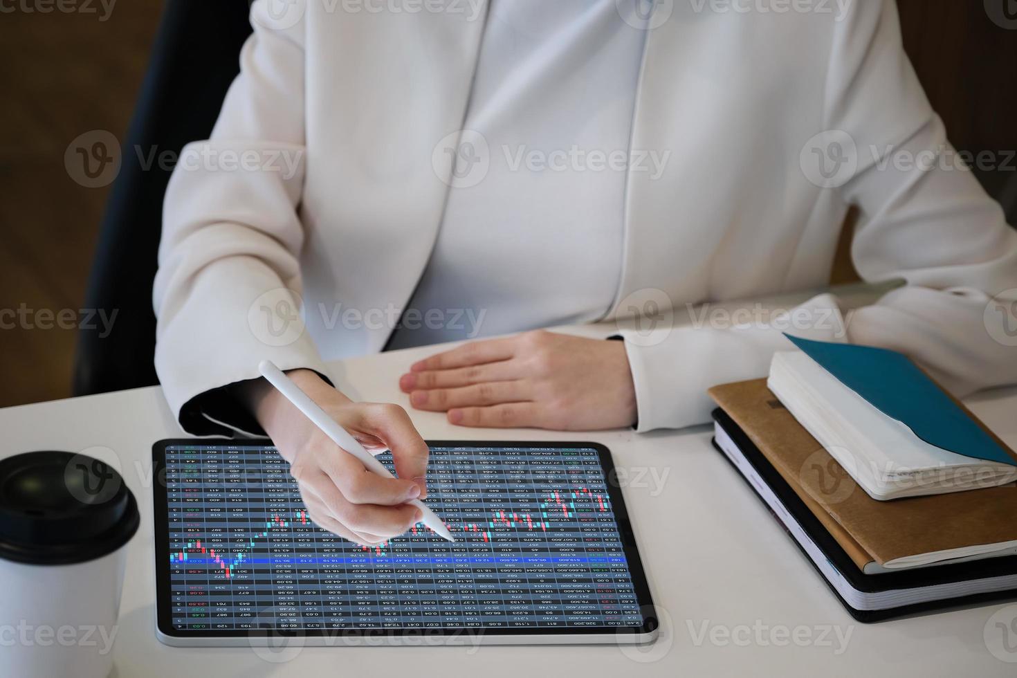 vrouw die grafieken op een tablet herzien foto