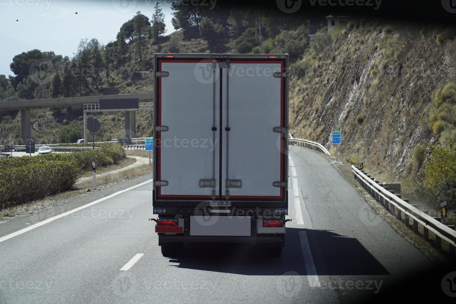 vrachtauto Aan een snelweg - terug visie foto