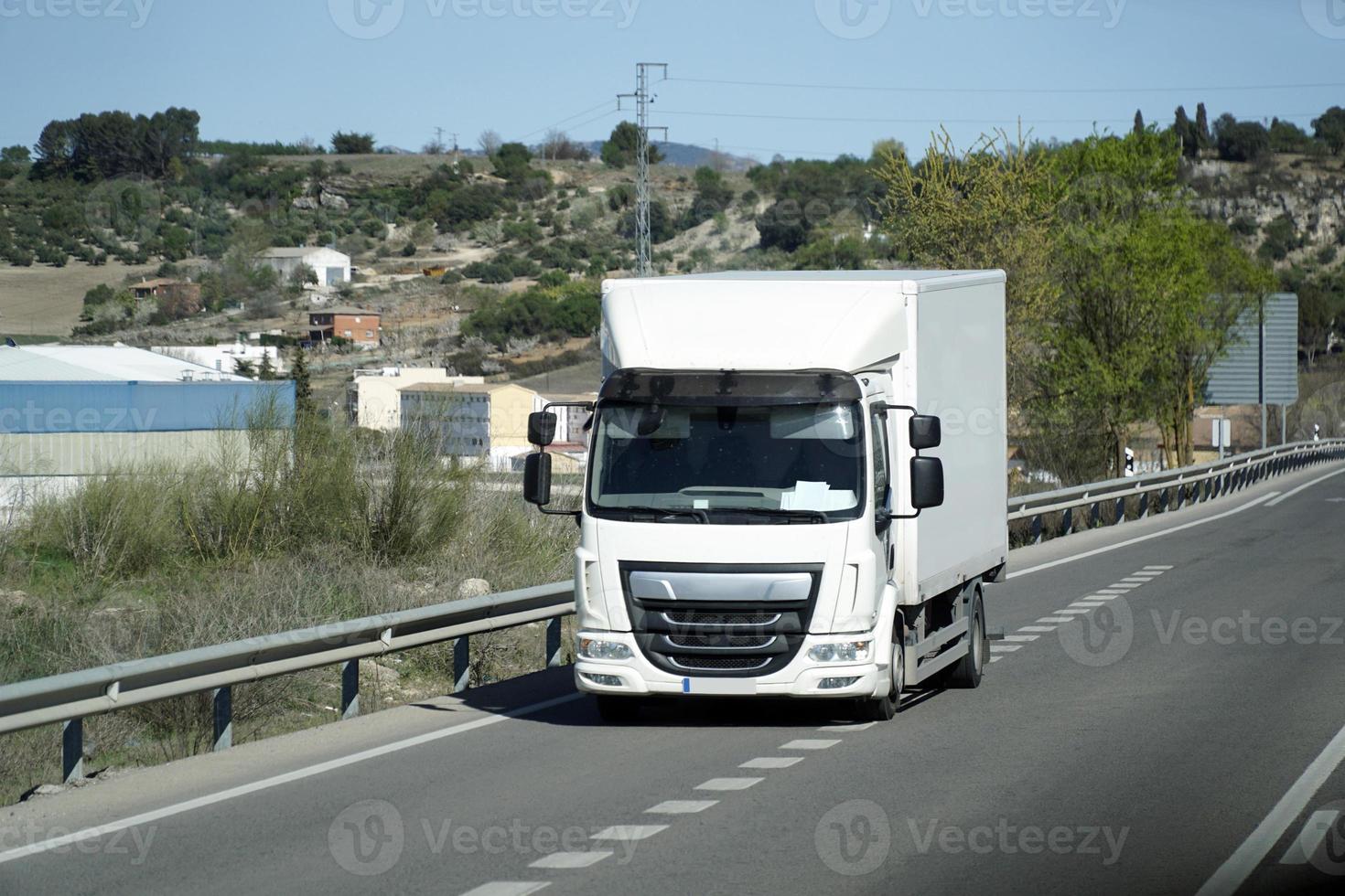 vrachtauto Aan een weg - voorkant visie foto