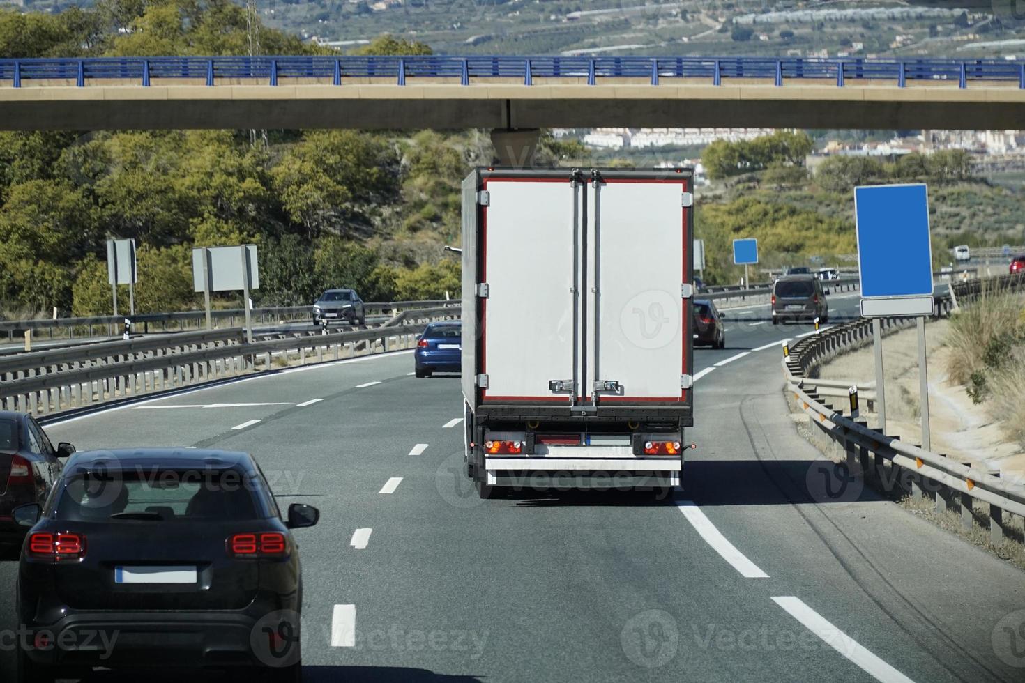 vrachtauto Aan een snelweg - terug visie foto