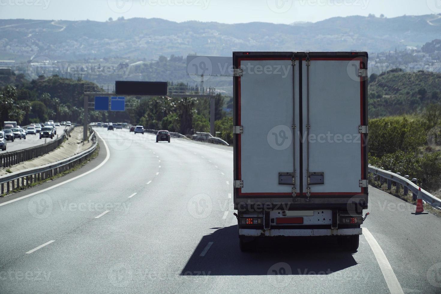 vrachtauto Aan een snelweg - terug visie foto