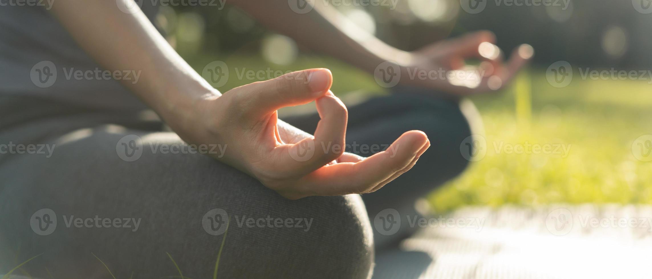 vrouw beoefenen mediteren Aan de park. Aziatisch vrouw aan het doen opdrachten in ochtend. evenwicht, recreatie, ontspanning, kalm, mooi zo Gezondheid, Vrolijk, kom tot rust, gezond levensstijl, verminderen spanning, vredevol, houding. foto