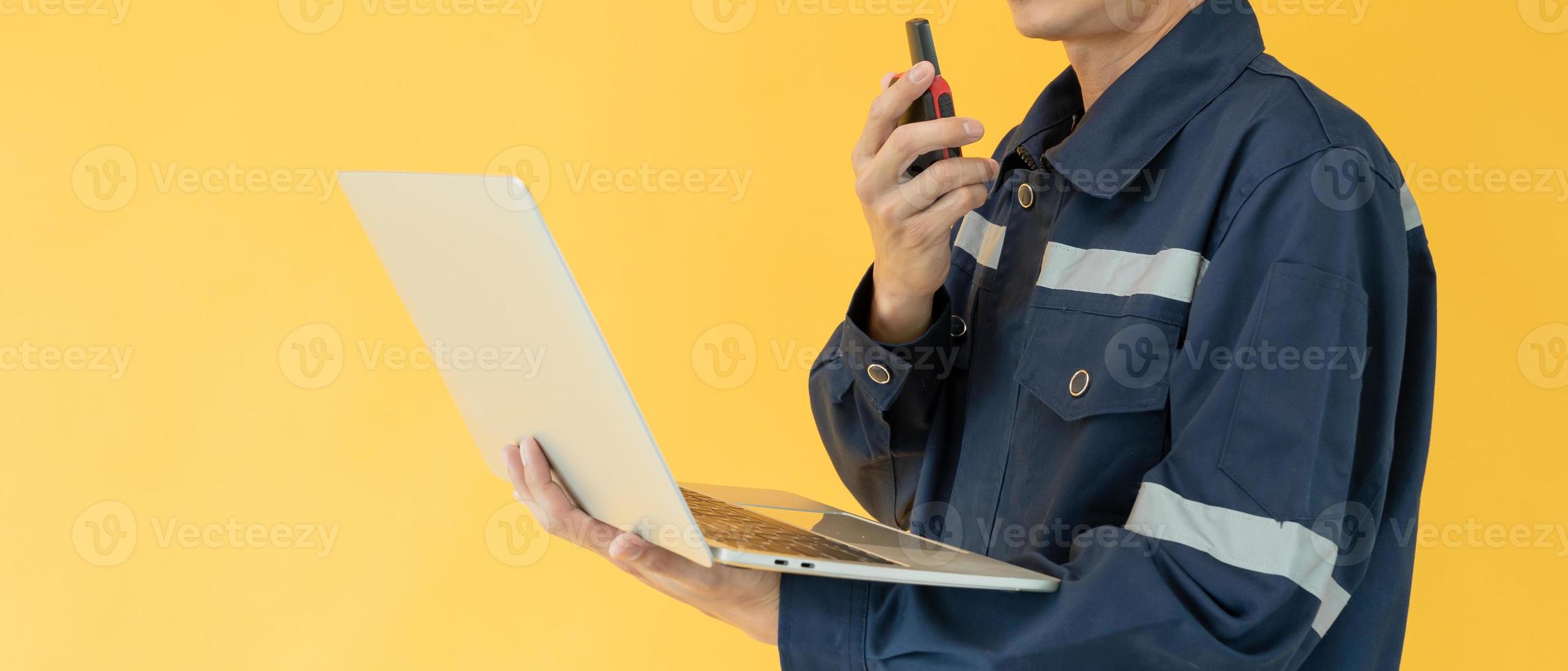 Aziatisch onderhoud ingenieur werken Aan kleur achtergrond, aannemer inspecteren compressor systeem en plannen installatie van lucht staat systemen in bouw. technologie, walky spraakzaam, onderhoud foto