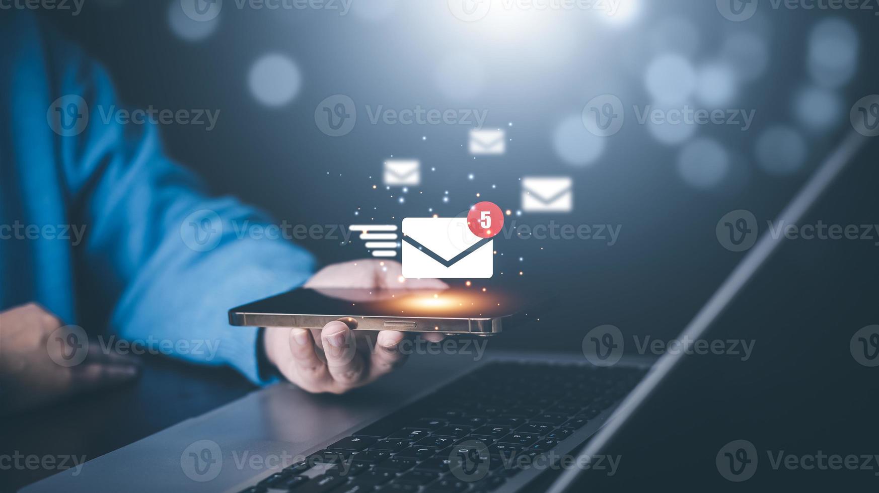 houvast smartphone en laptop met communicatie pictogrammen, brief pictogrammen, e-mail pictogrammen, en nieuwsbrief e-mail en beschermen uw persoonlijk informatie of spam mail, klant onderhoud telefoontje centrum contact ons. foto