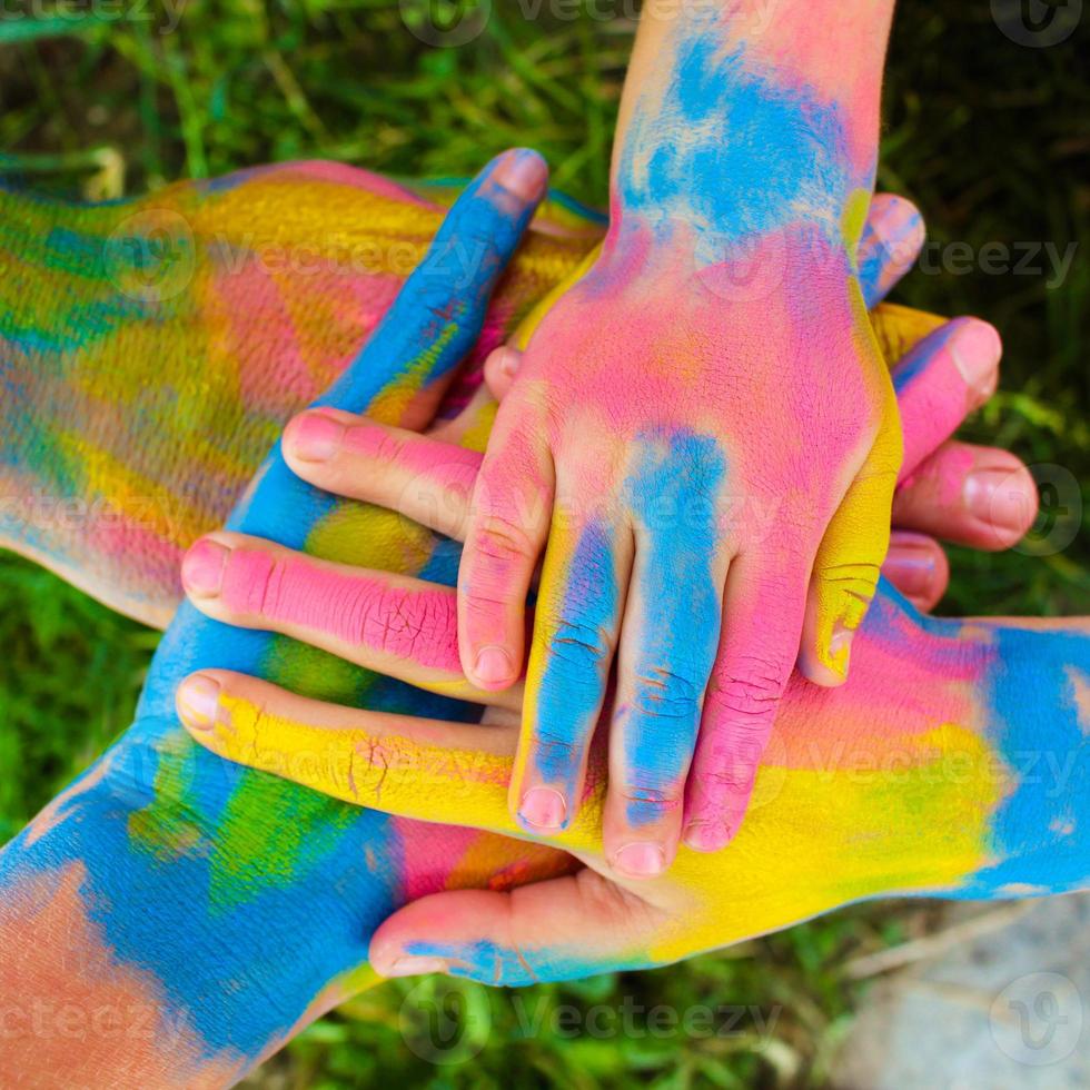 handen geschilderd in verschillend kleuren. concept van liefde, vriendschap, geluk in familie. foto