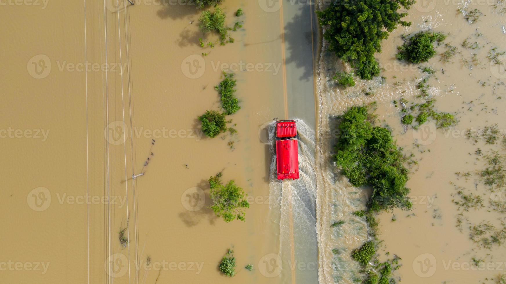 luchtfoto van landweg met een rode auto foto
