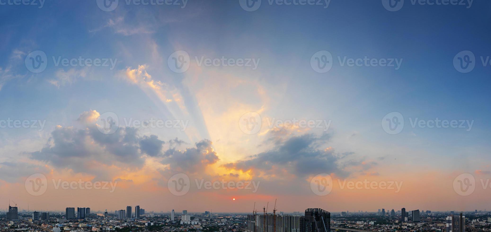 panoramisch uitzicht op bangkok, thailand bij zonsondergang foto