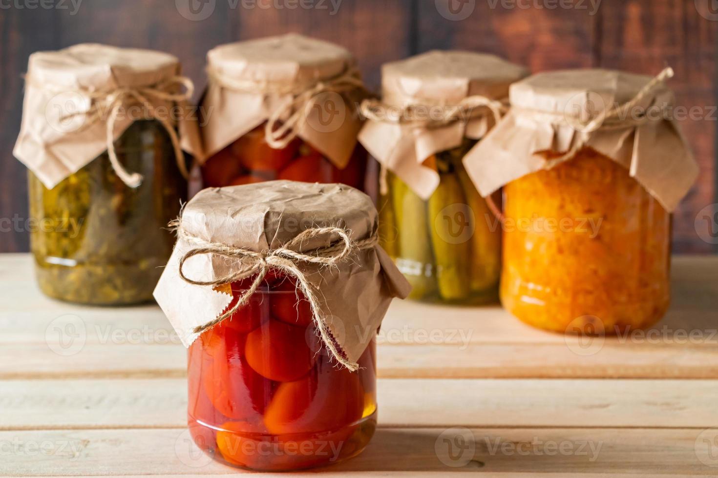 potten met gefermenteerde groenten op houten achtergrond foto