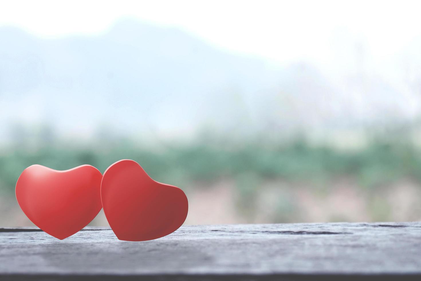 romantische liefde hart vormen op houten tafel foto