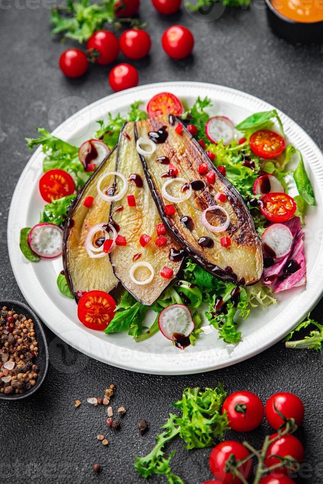 aubergine salade tussendoortje gebakken aubergine plakjes, groen salade bladeren gezond maaltijd voedsel Aan de tafel kopiëren ruimte voedsel achtergrond rustiek top visie keto of paleo eetpatroon vegetarisch veganistisch of vegetarisch voedsel foto