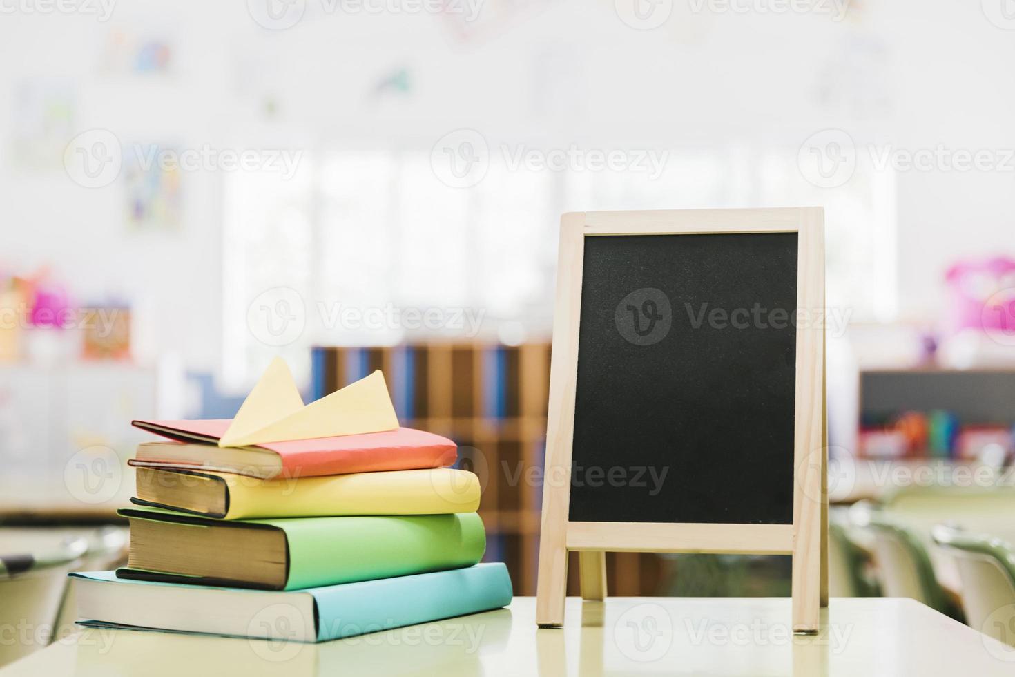 klein bord en boeken op een bureau foto