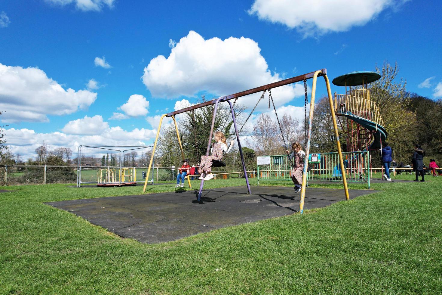 schattig Aziatisch Pakistaans baby ahmed mustafin haider is genieten van de mooi zonnig dag Bij afweren openbaar park van luton stad- van Engeland uk. beeld was gevangen genomen Aan 03-april-2023 foto