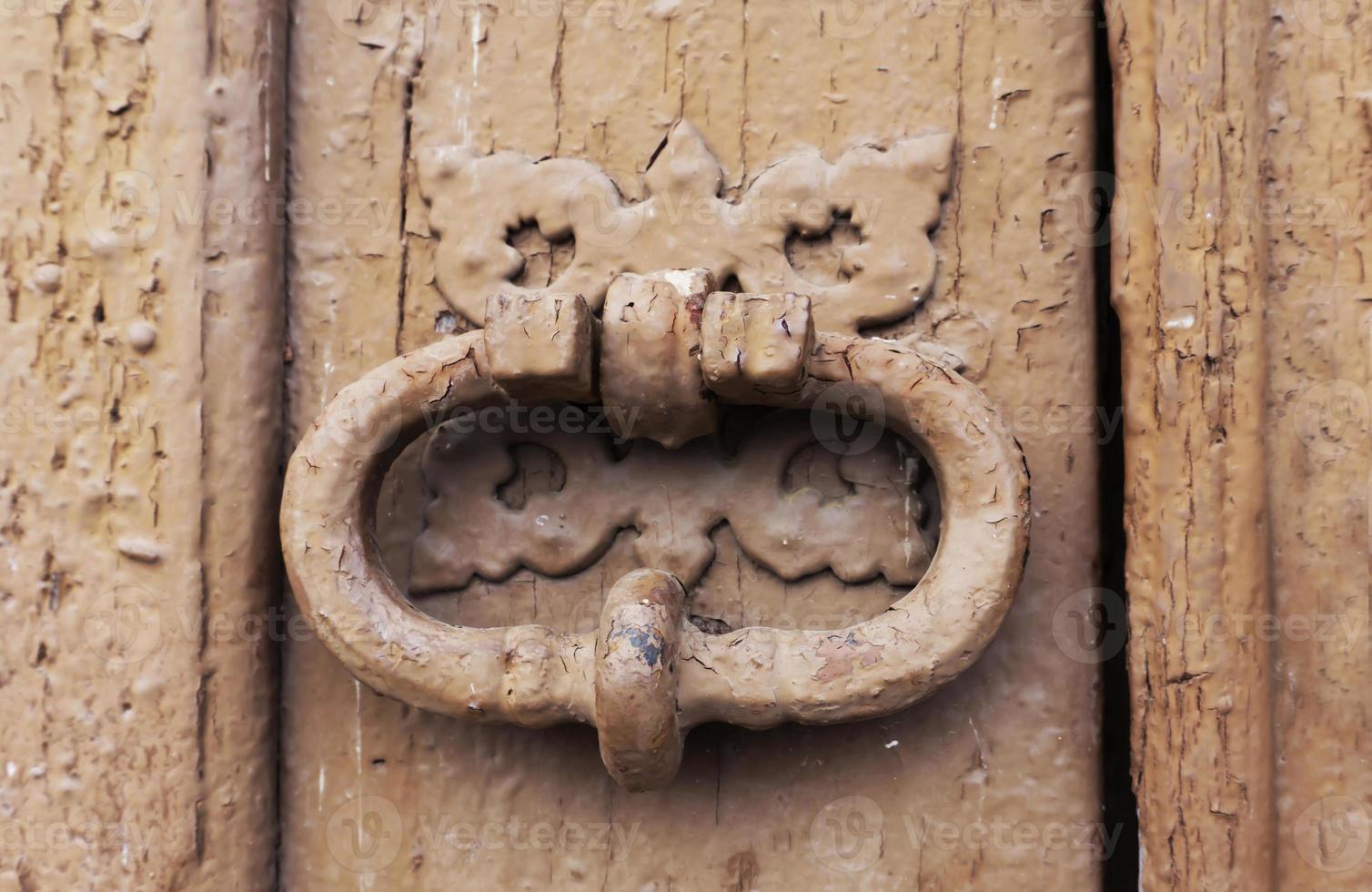 ijzer deur klopper Aan een houten deur foto