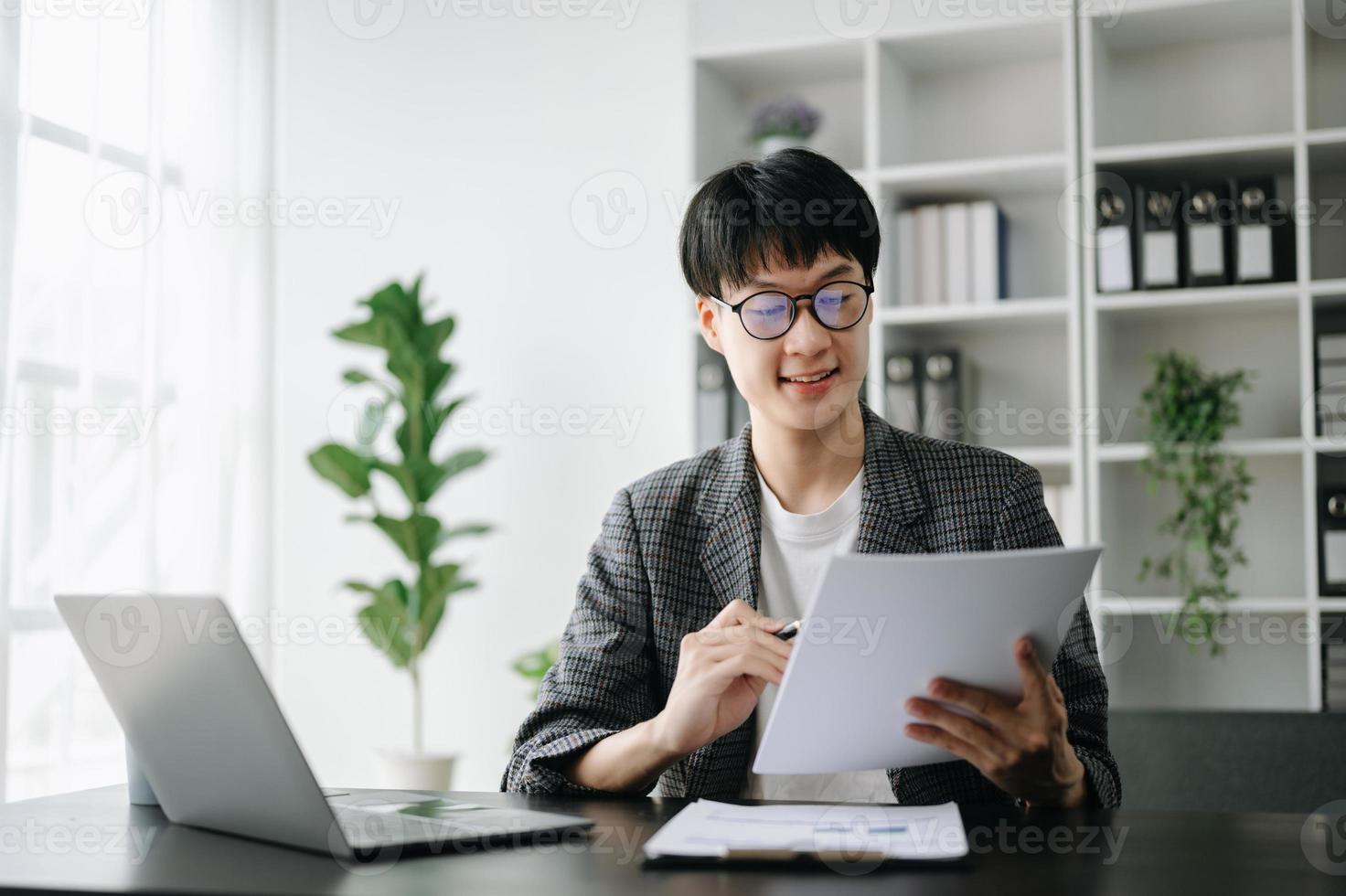 jong bedrijf Mens uitvoerend manager op zoek Bij laptop aan het kijken online webinar opleiding of hebben virtueel vergadering video conferentie aan het doen markt Onderzoek werken in kantoor. foto