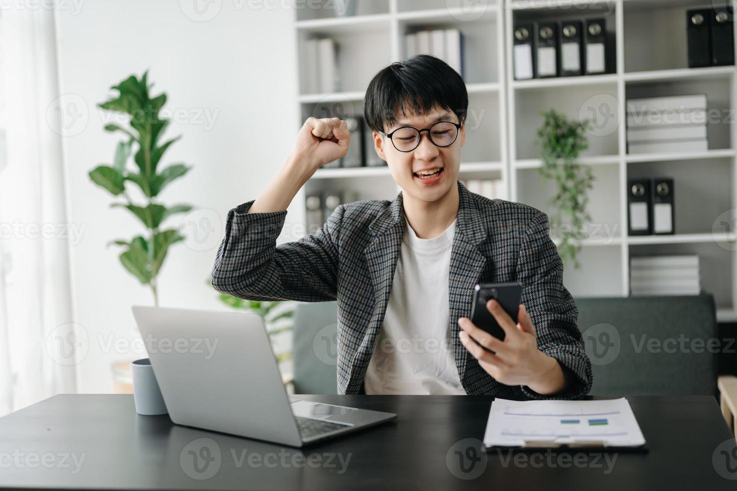 Aziatisch bedrijf Mens zijn verheugd en gelukkig met de werk ze Doen Aan hun tablet, laptop en nemen aantekeningen Bij de kantoor. foto