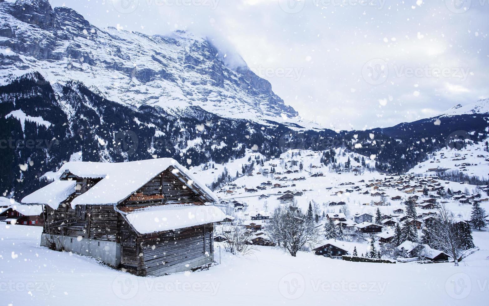 de gezichtspunt van de Alpen bergen in winter, Grindelwald Zwitserland, Zwitsers ski alpine berg toevlucht met beroemd eiger, monch en jungfrau berg, foto