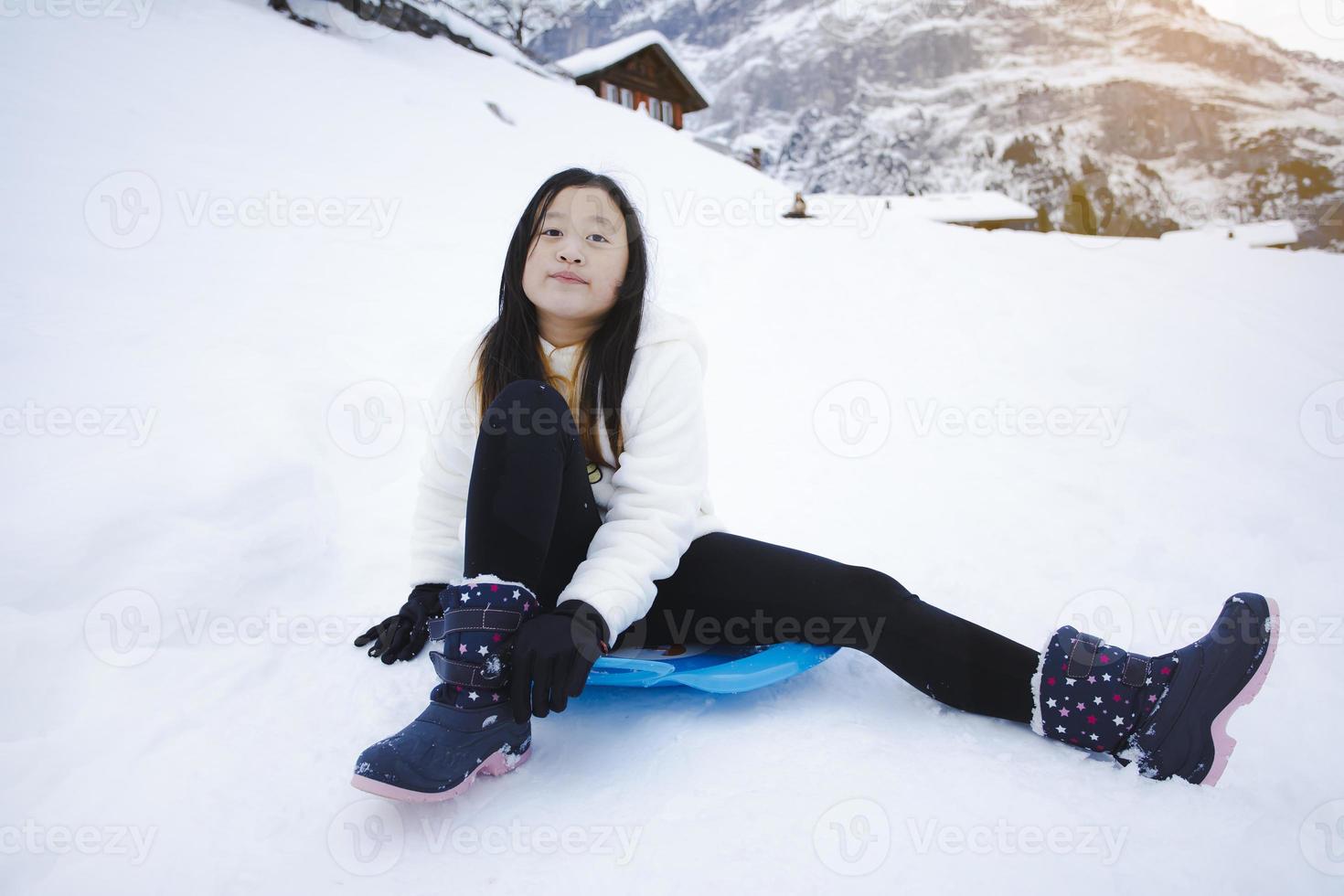 Grindelwald Zwitserland top van Europa, Aziatisch tiener vervelend wit jas.zij is voelen heel gelukkig Aan vakantie in de bergen background.travel reis besneeuwd winter Aan monteren Grindelwald in Zwitserland, foto