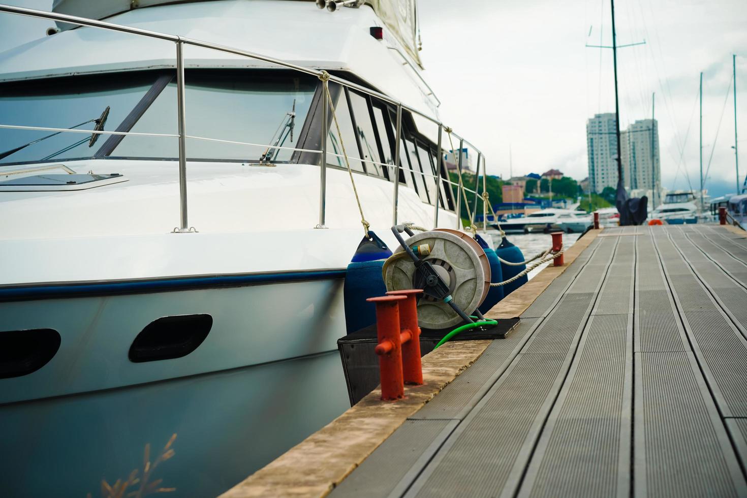 ligplaats op de parkeerplaats van een jacht op een onscherpe achtergrond foto