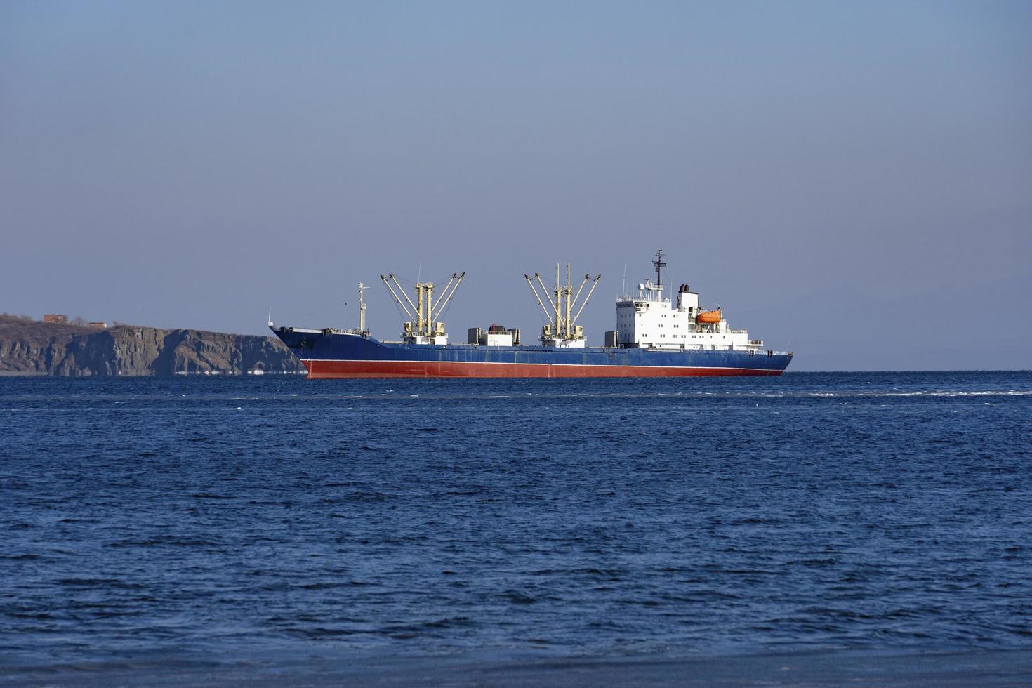 schip vrachtschip op de achtergrond van het zeegezicht foto