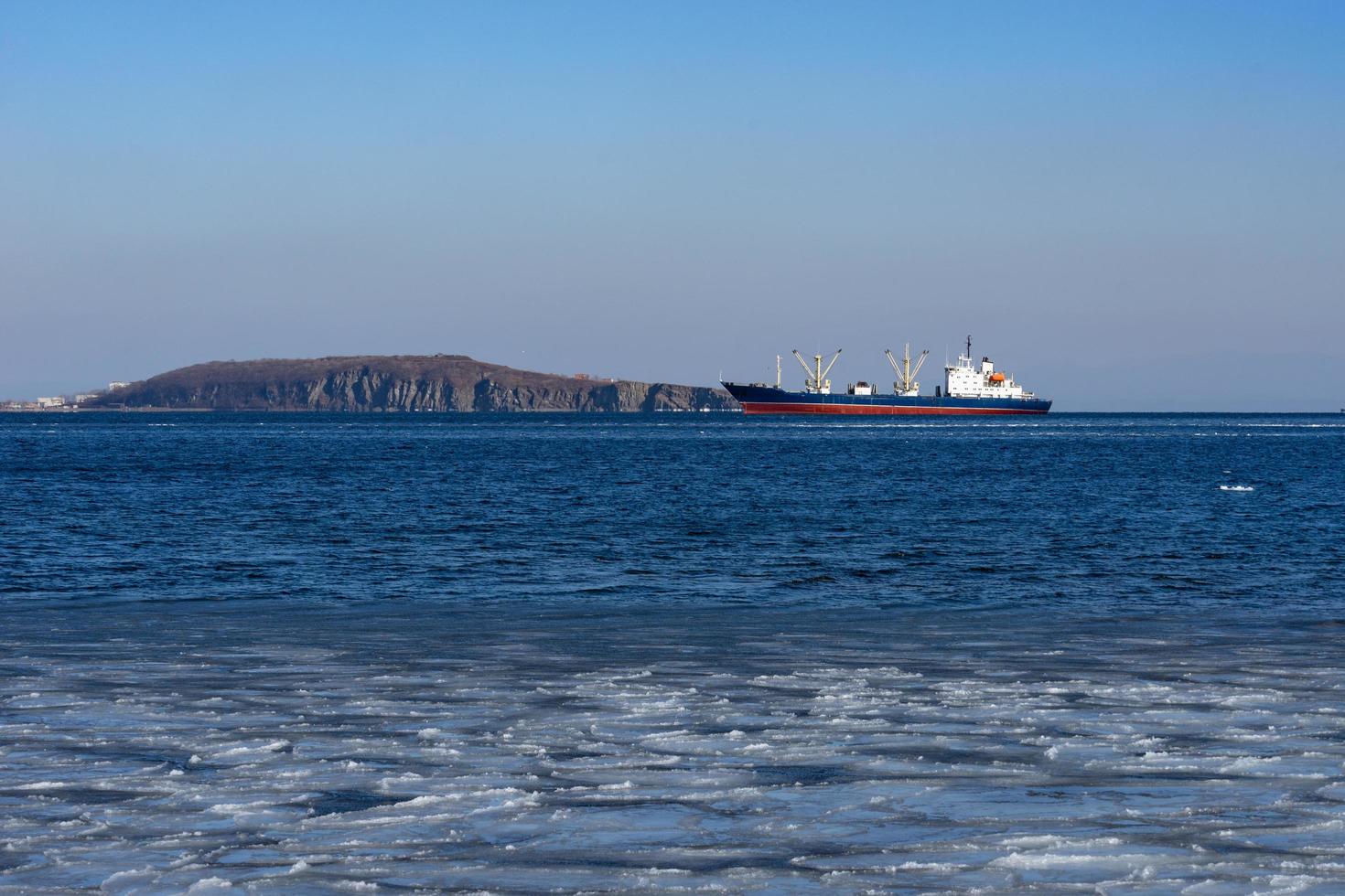 schip vrachtschip op de achtergrond van het zeegezicht foto