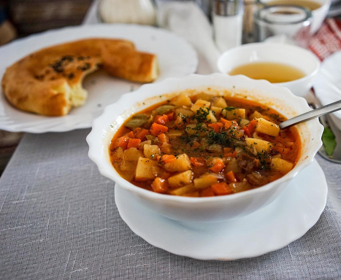 lagman in een witte plaat tegen een wit tafelkleed, Tataarse keuken foto