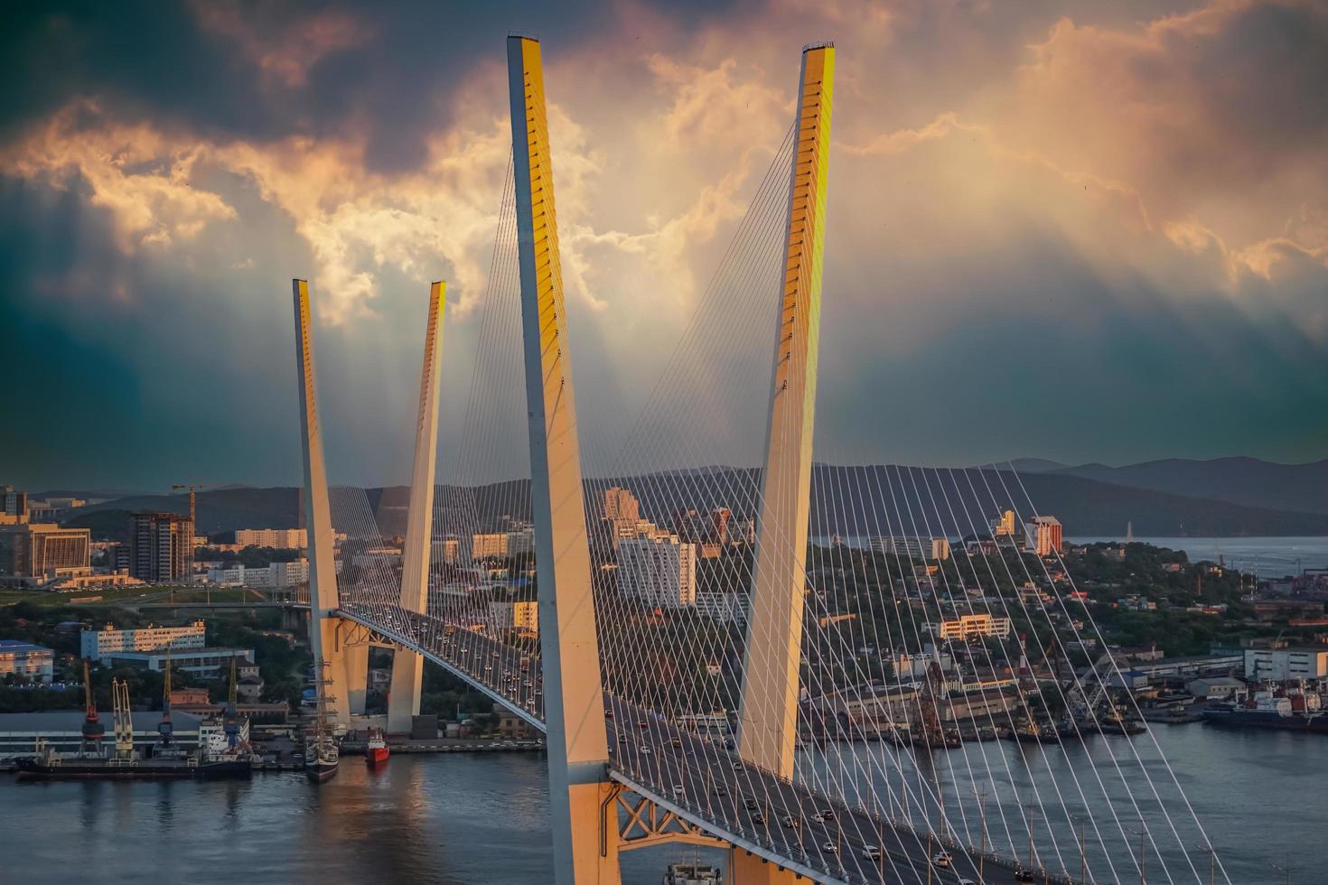 gouden brug is een herkenningspunt van de stad foto