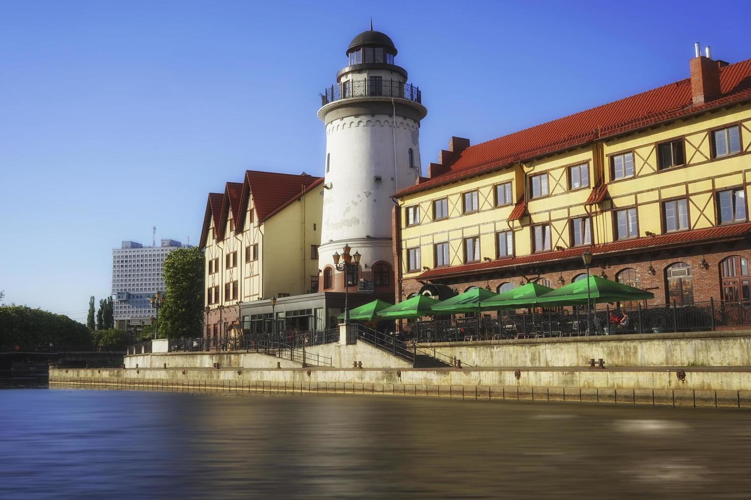 stadsgezicht met prachtige gebouwen aan de rivier. foto