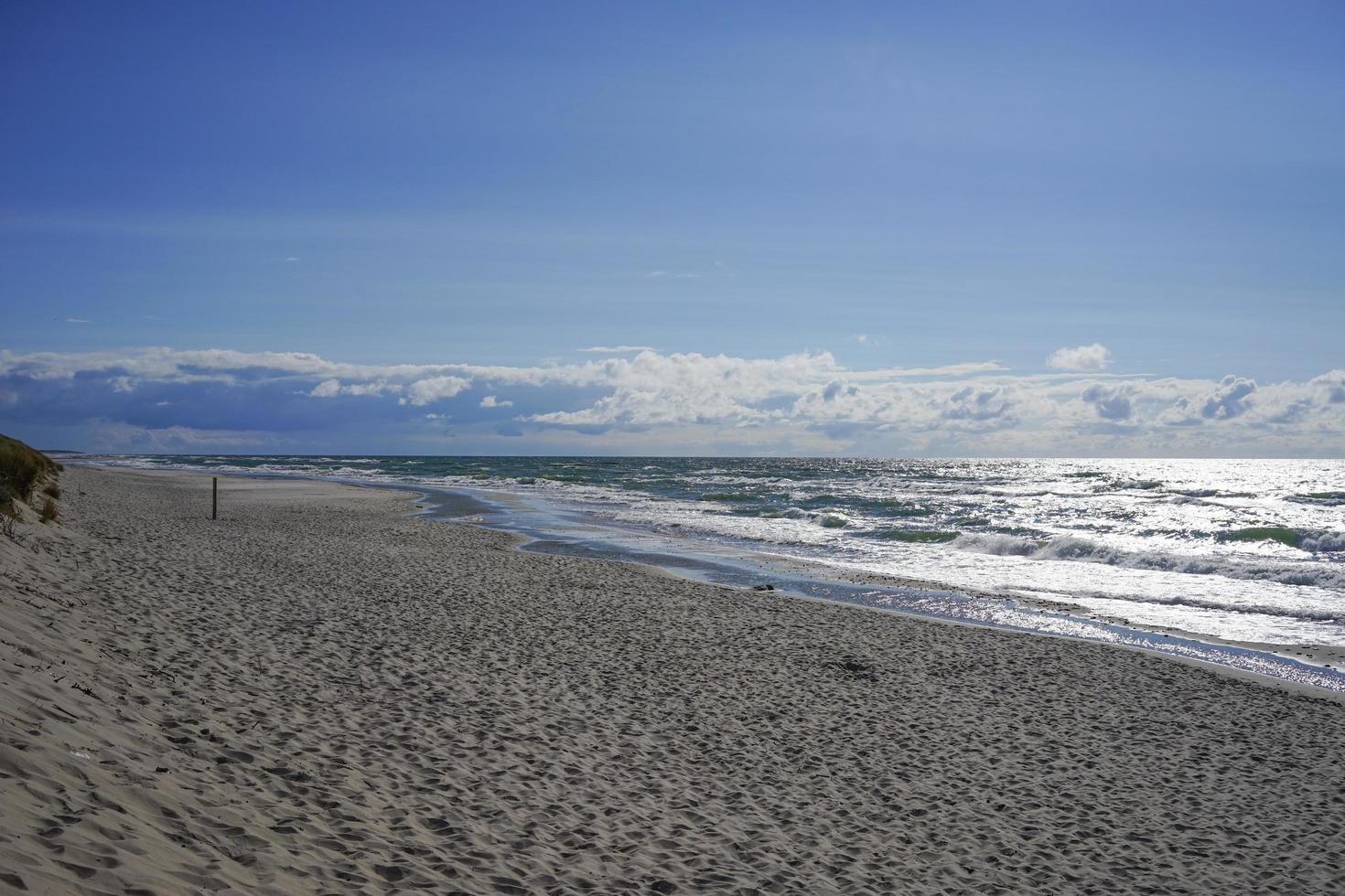 verlaten zeegezicht op de Oostzee en de zandduinen foto