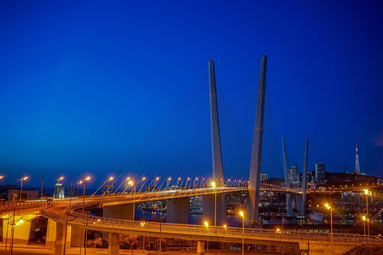 gouden brug tegen de blauwe avondlucht. foto