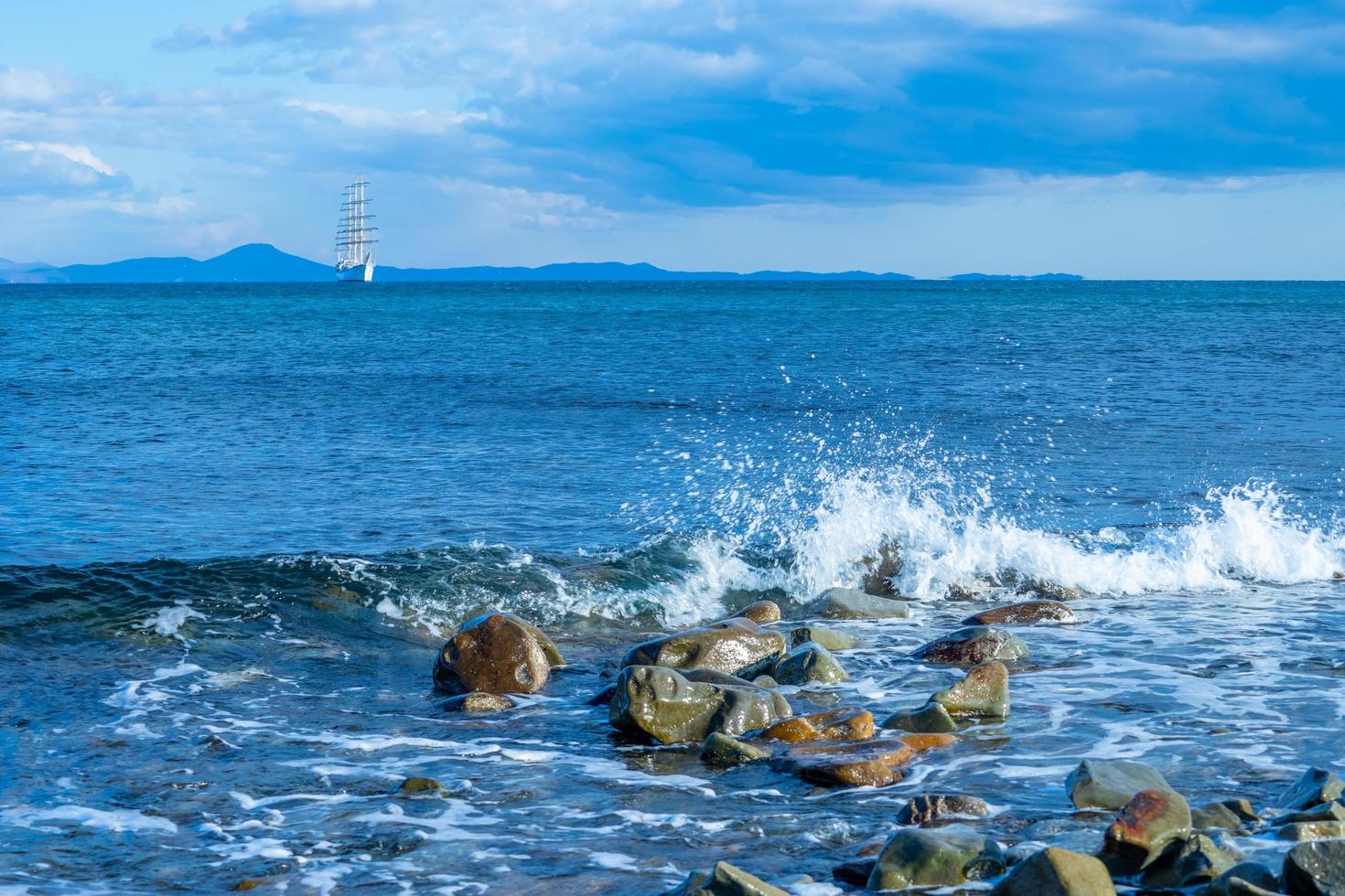 zeegezicht met een prachtige zeilboot aan de horizon. foto