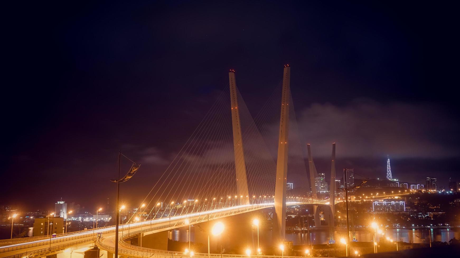 nachtlandschap met uitzicht op de gouden brug. foto