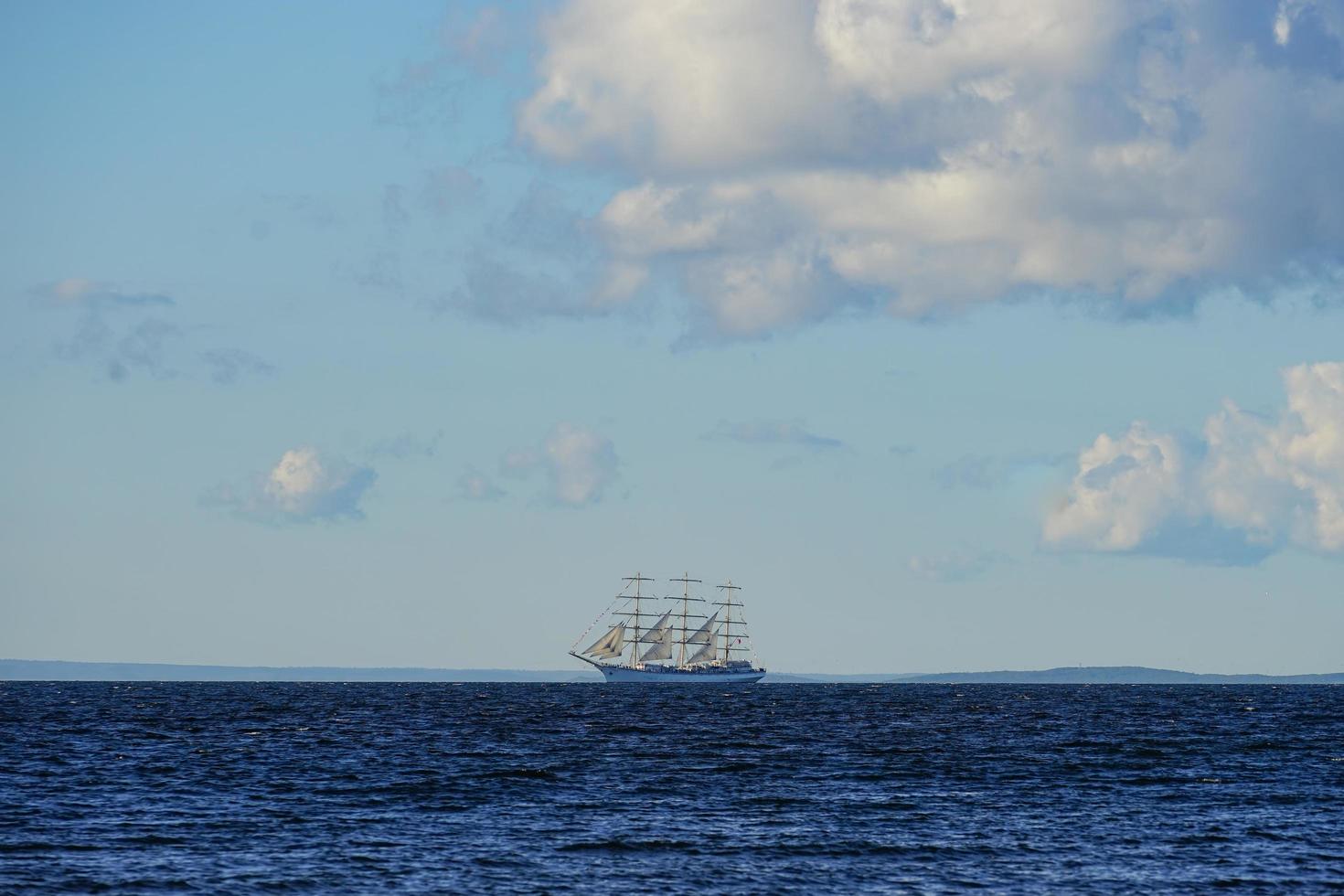 vintage witte zeilboot op de achtergrond van het zeegezicht. foto