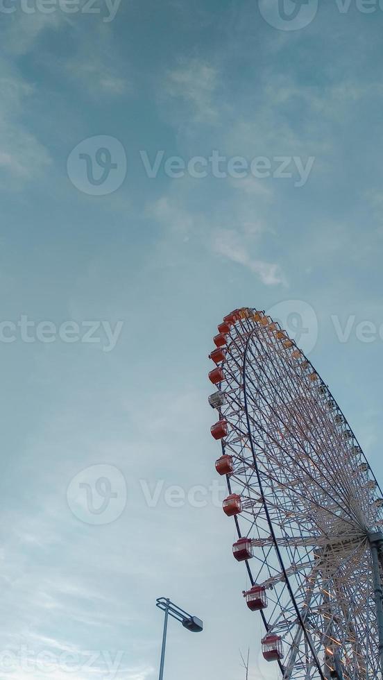 ferris wiel Aan lucht achtergrond foto