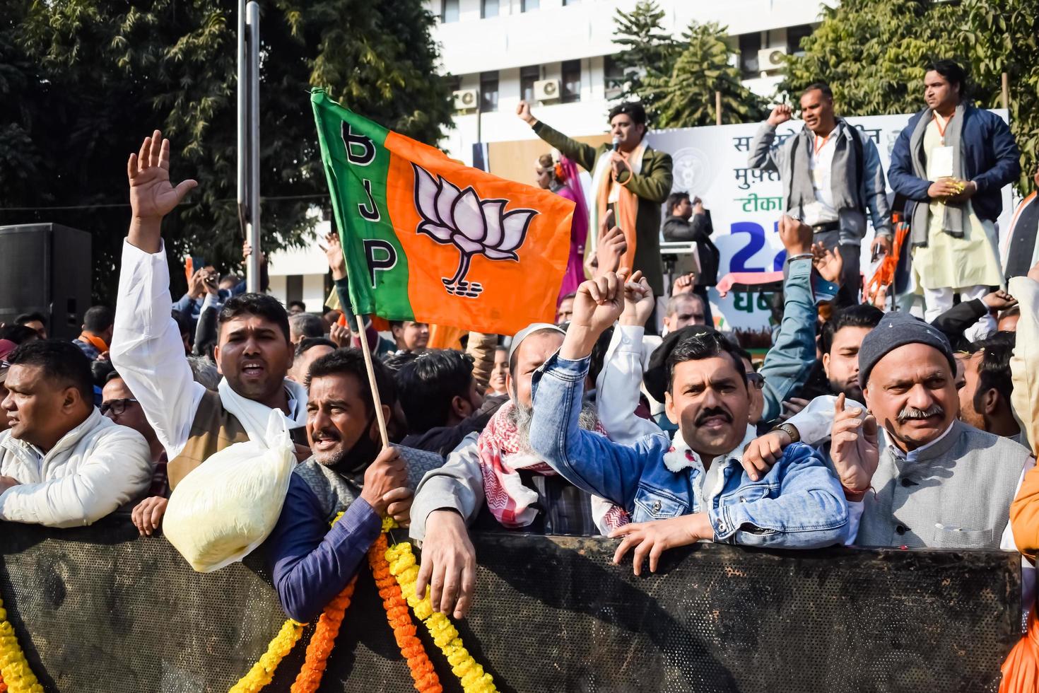 nieuw Delhi, Indië - januari 16 2023 - duizenden van mensen verzameld gedurende eerste minister narendra modi bjp weg show, mensen gedurende p.m modi groot verkiezing rally in de hoofdstad foto