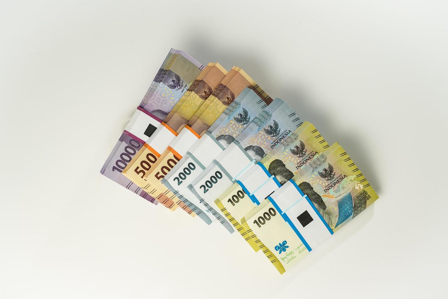 Jakarta, Indonesië, april 15, 2023, divers bundels van Indonesisch roepia bankbiljetten in de idr valuta duizenden kopiëren ruimte thr zakat foto