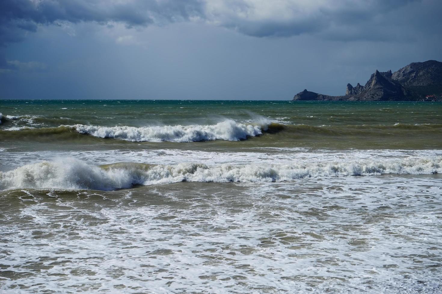 marien landschap met prachtige smaragdgroene golven. sudak, de Krim. foto