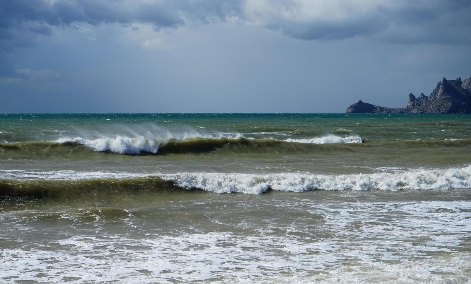 marien landschap met prachtige smaragdgroene golven. sudak, de Krim. foto