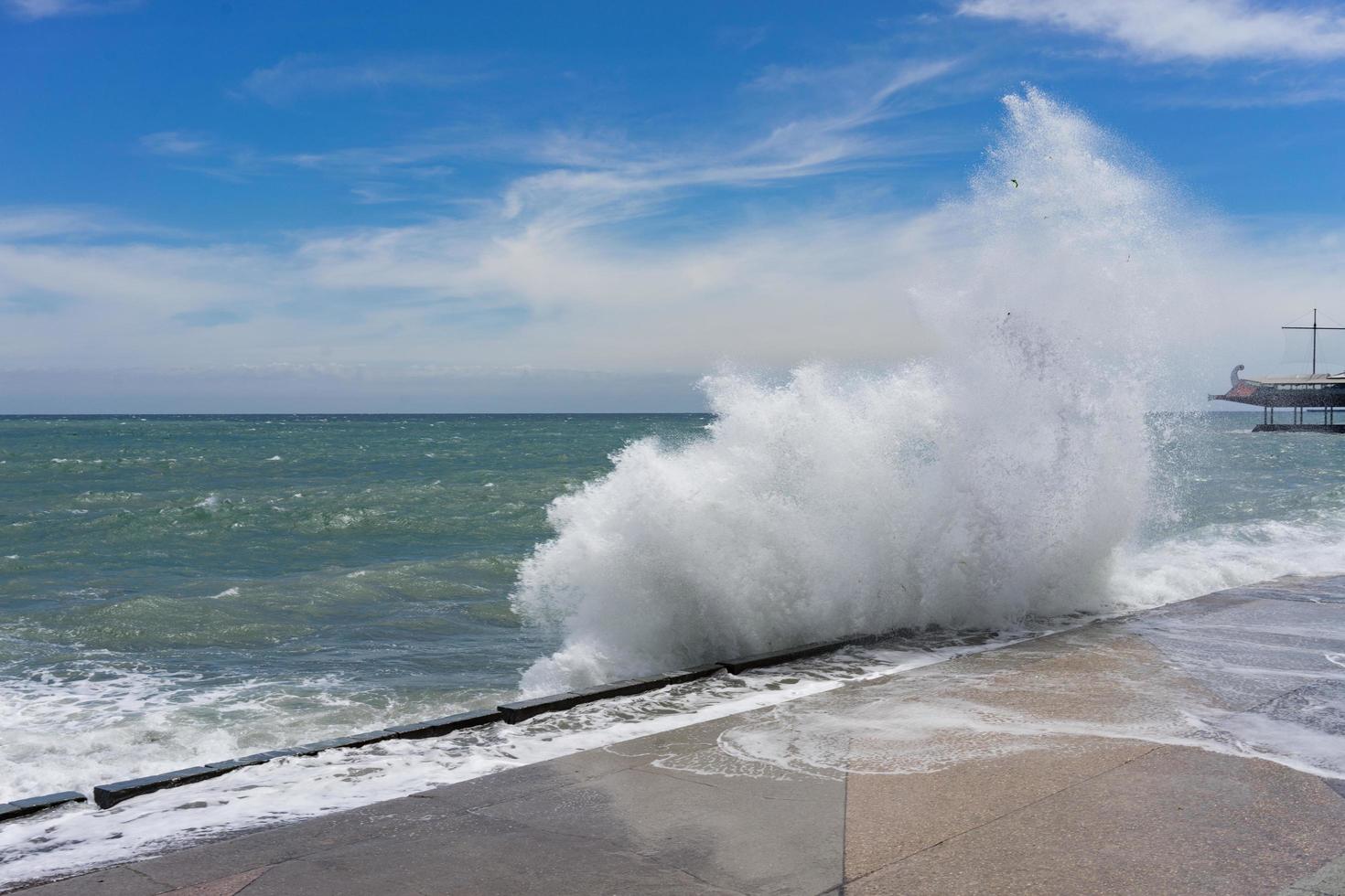 zeegezicht met hoge golven op de achtergrond van de kustlijn van Jalta foto