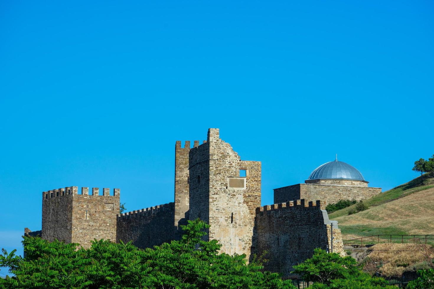 fragment van het genuese fort in sudak foto