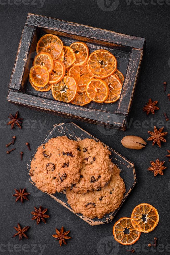 heerlijk gebakken havermout rozijn koekjes Aan een donker beton achtergrond foto