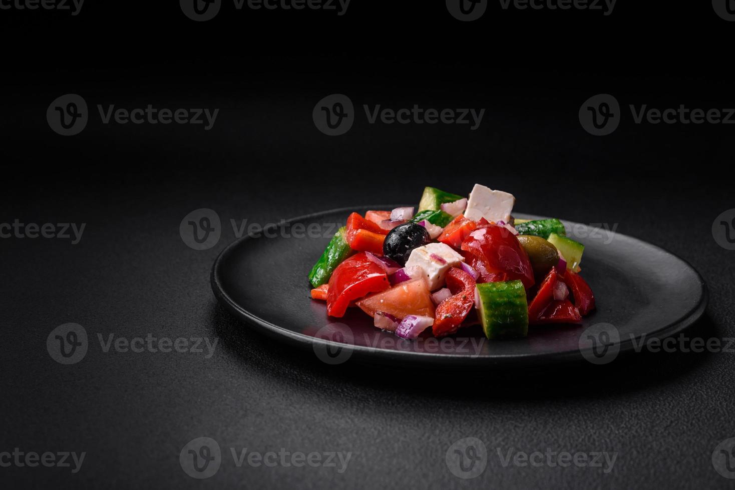 verrukkelijk, vers Grieks salade met feta kaas, olijven, tomaten en komkommers foto