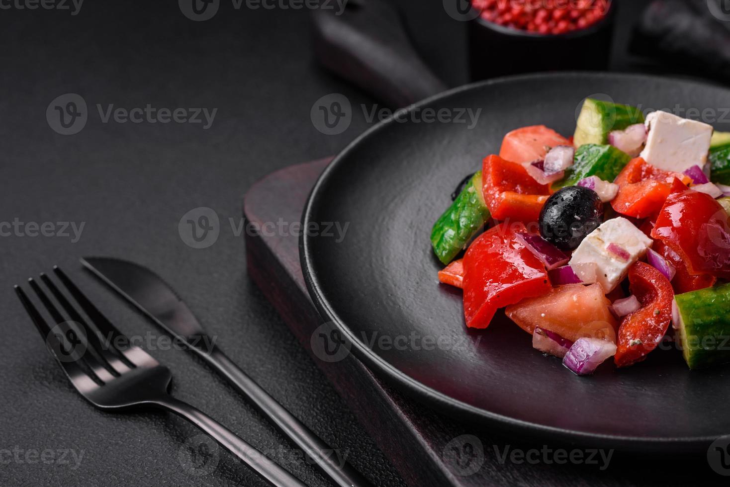 verrukkelijk, vers Grieks salade met feta kaas, olijven, tomaten en komkommers foto