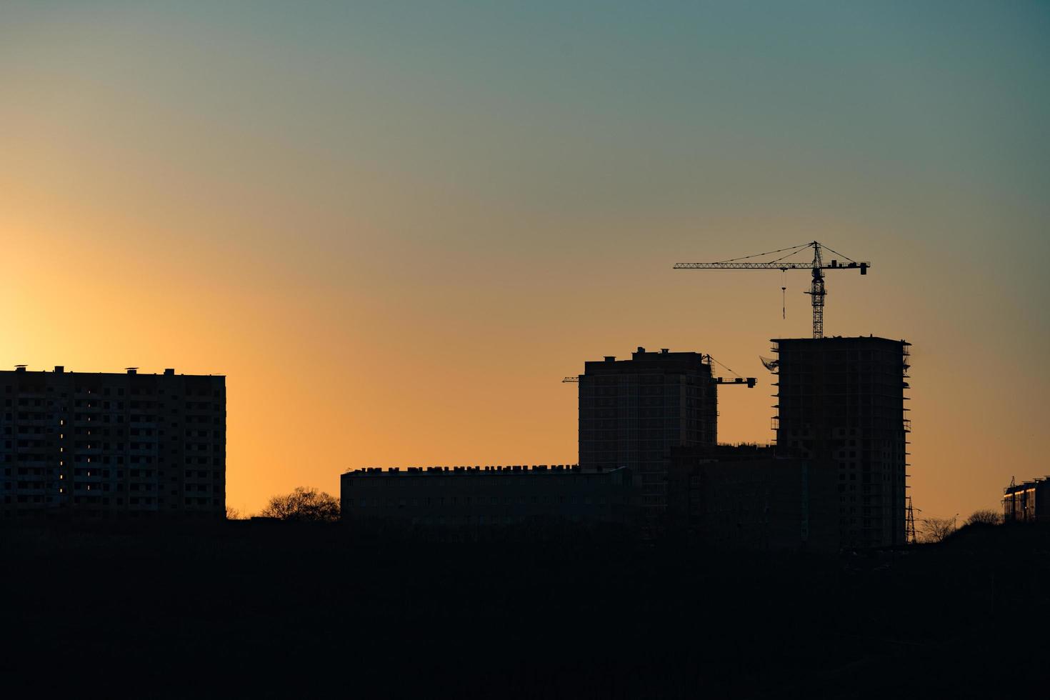 stedelijk landschap met silhouetten van hoogbouw foto