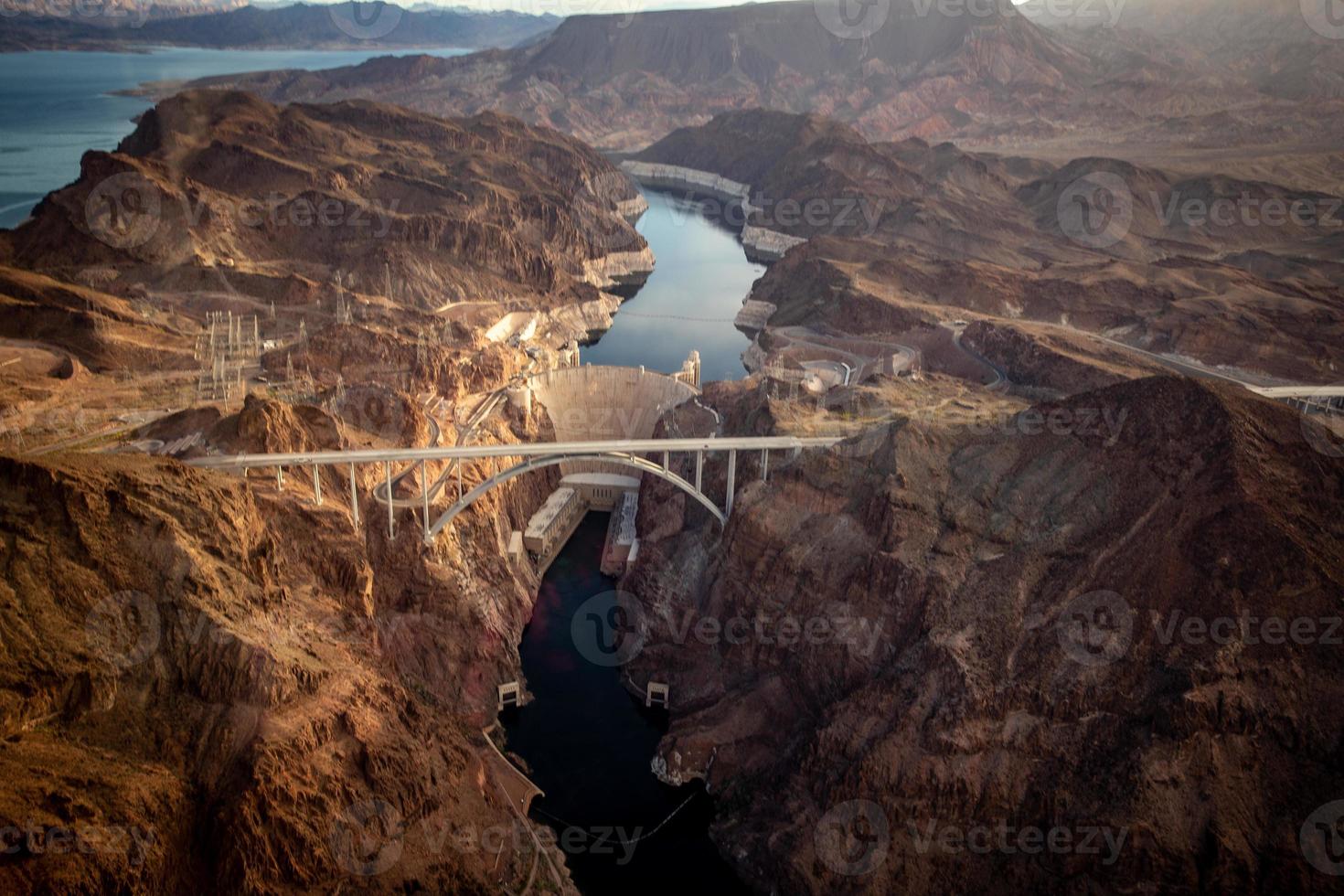 antenne schot van de hoover dam foto