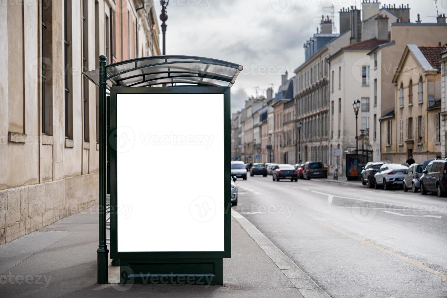 bespotten omhoog van blanco licht doos voor advertentie Aan de straat. foto