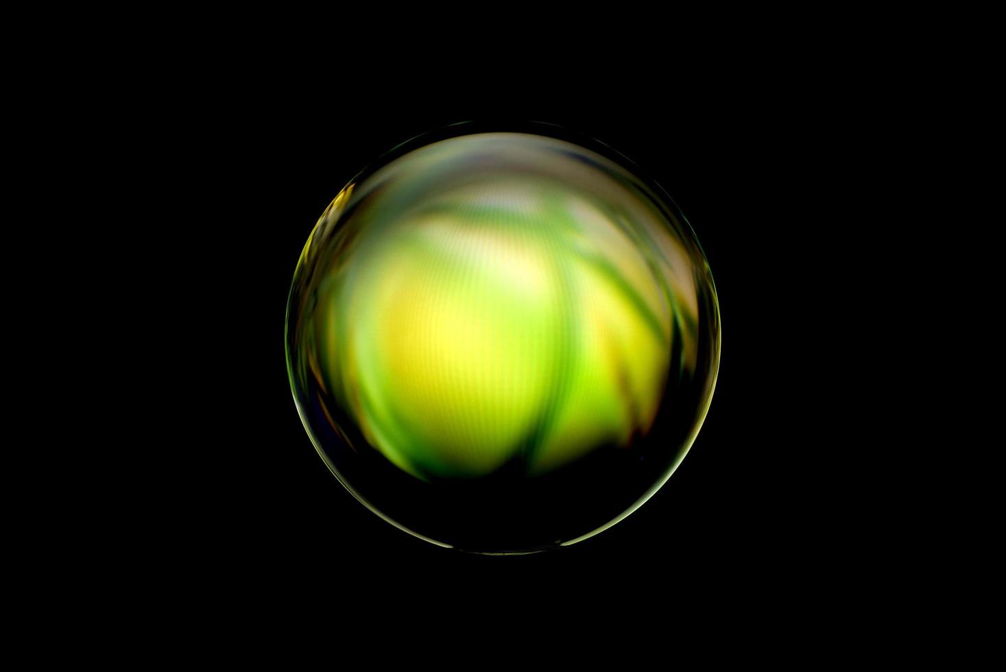 een abstracte bol met een wazig patroon geïsoleerd op zwarte achtergrond. foto