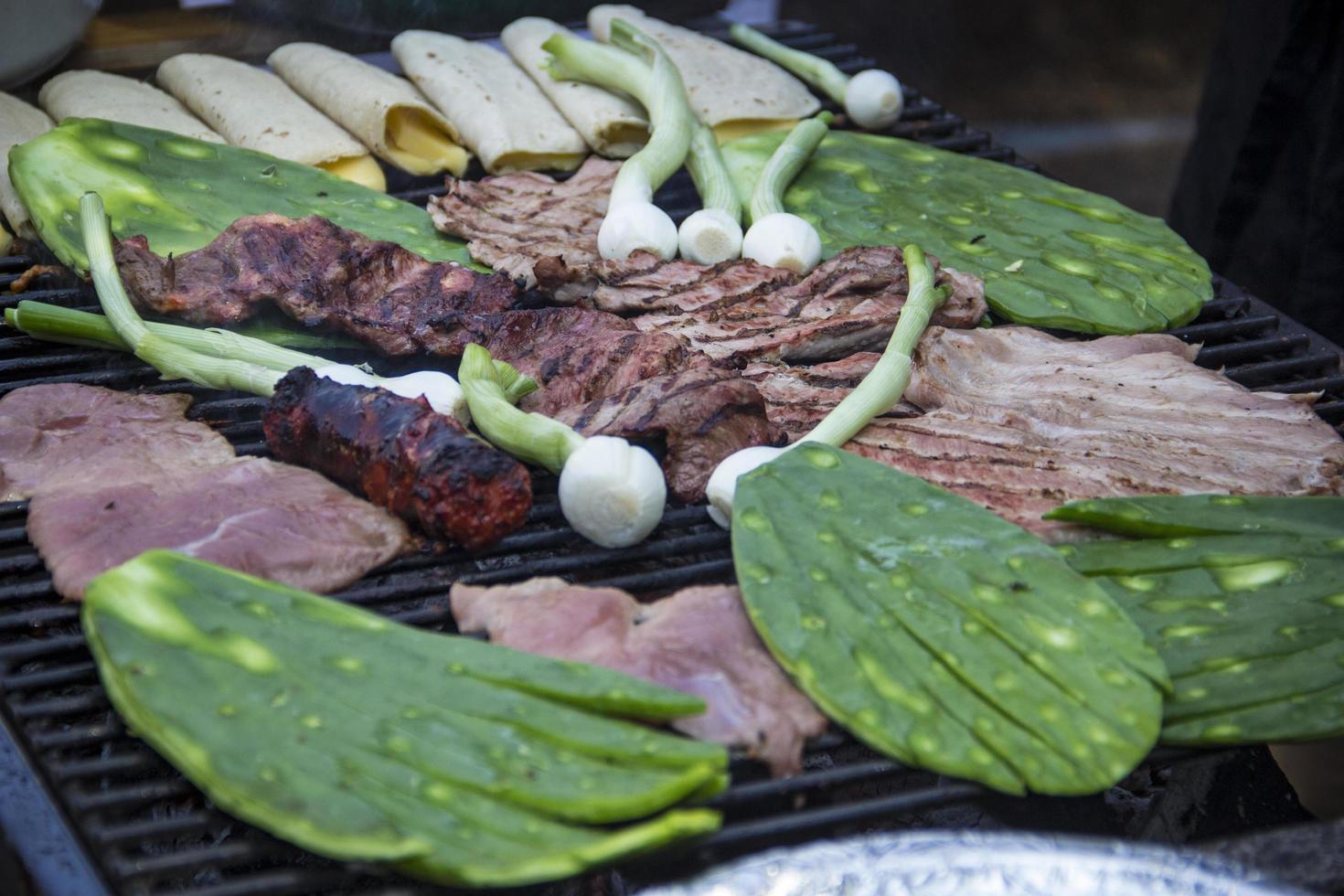 traditionele geroosterde carnita met cambrai-uien foto